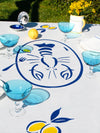 Nappe en 100% coton blanche et bleue motif Le Homard en version rectangulaire faite en France style méditerranéen