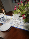 Coudre Paris crée des Chemins de table haut de gamme blanc et bleu motif homard et coquillages. 100% coton fait en France, design méditerranéen pour table d'été